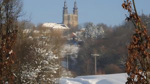 Basilika Vierzehnheiligen im Winter, überdeckt mit Schnee. Eines der Reiseziele bei einem Winterurlaub in Bad Staffelstein.