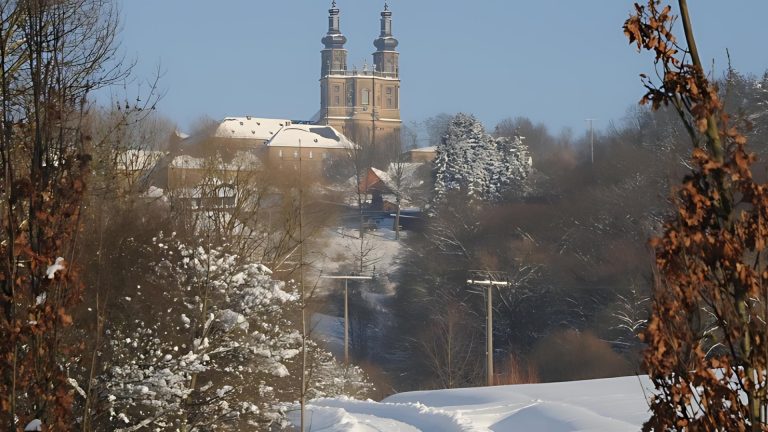 Basilika Vierzehnheiligen im Winter, überdeckt mit Schnee. Eines der Reiseziele bei einem Winterurlaub in Bad Staffelstein.